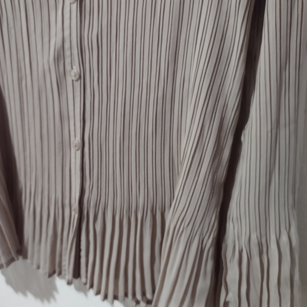 UbU button down blouse. - Picture 2 of 3